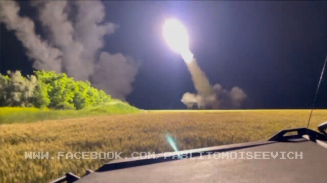 Dette bildet er hentet fra en video som skal vise et angrep hvor det langtrekkende våpenet HIMARS er i bruk. Videoen ble lagt ut 24. juni 2022. Tilgang på langtrekkende våpen kan ifølge en militær ekspert være en game-changer for Ukraina. Skjermdump: Facebook (Pavlo Narozhnyy). hovedbilde