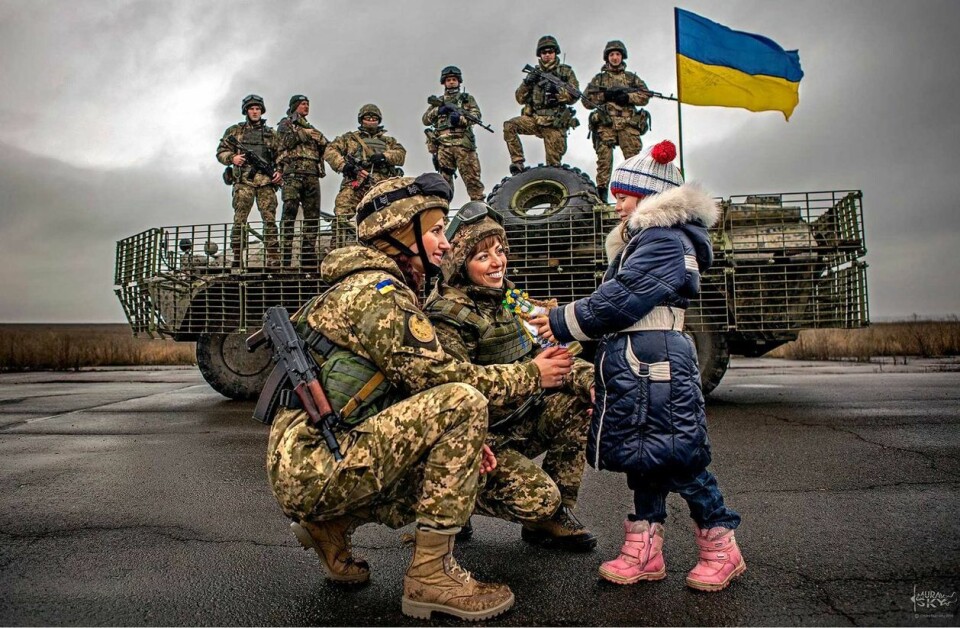 Den samme jenta ser ut til å være på dette bildet. Jakken hennes er byttet ut, men skoene og lua er de samme. Det kan også se ut som om det er de samme seks soldatene på dette bildet. Foto: Dmitry Muravsky.