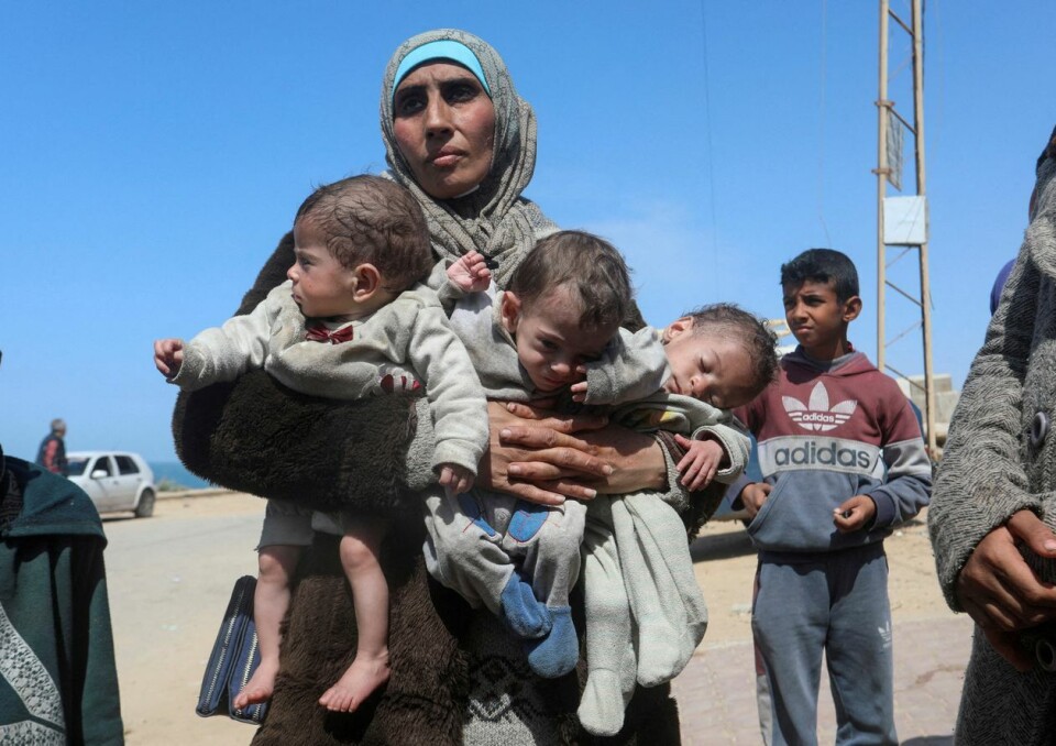 Nozha Awad måtte flykte fra Shifa sammen med trillingene sine. Her er hun på vei sørover 21. mars. Foto: Ramadan Abed / NTB / Reuters