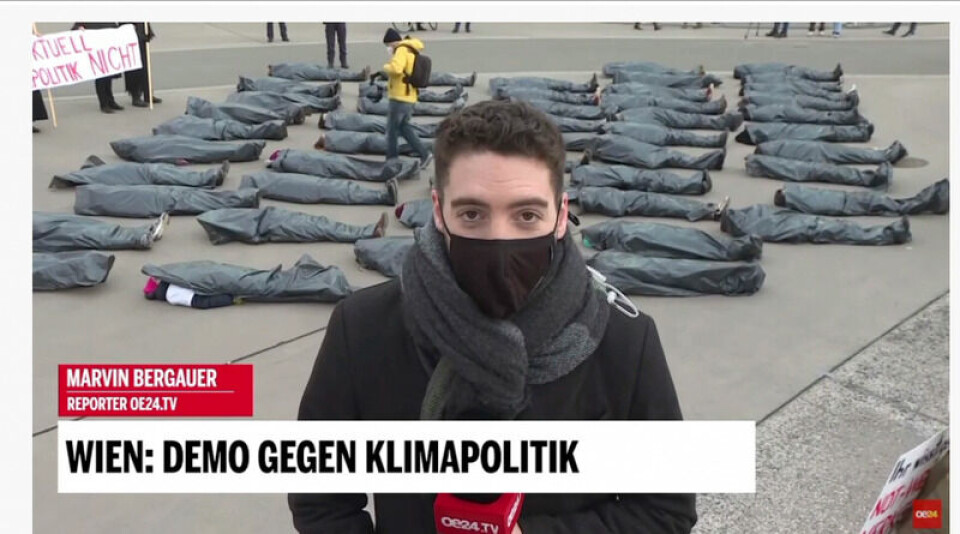 Denne videoen fra en klimademonstrasjon i Wien, blir brukt som «bevis» på at mediene lyver om døde sivile i Ukraina. Reportasjen ble laget tre uker før Russland invaderte nabolandet. Skjermbilde: OE24.TV.