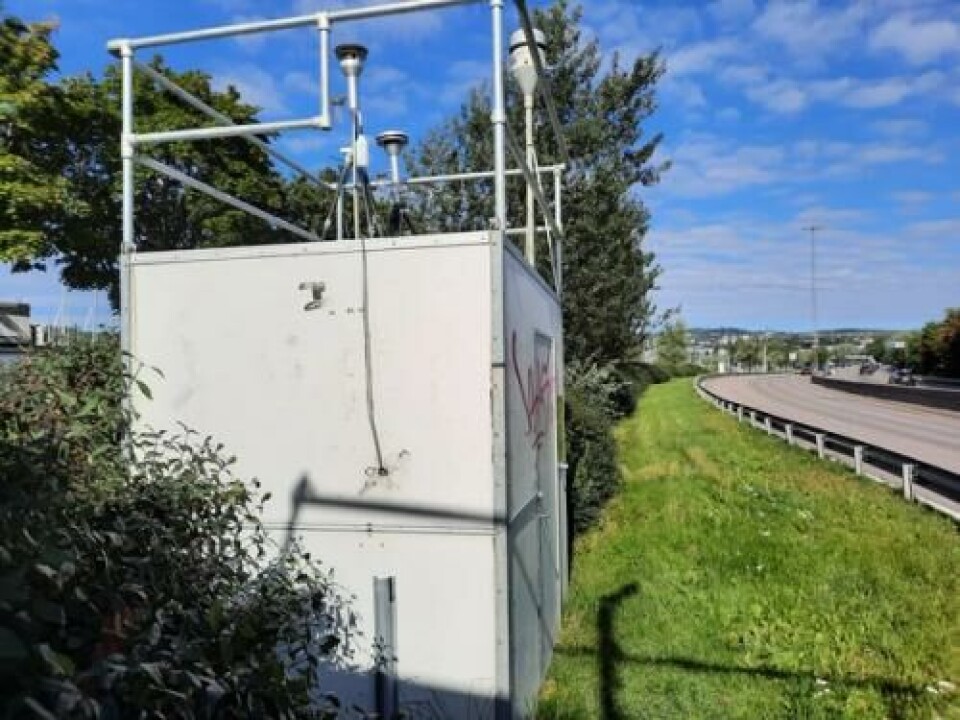 Denne målestasjonen ved Hjortnes har allerede fanget opp at Oslo kommune har brutt loven når det gjelder luftkvalitet. Foto: Tobias Wolf/Bymiljøetaten