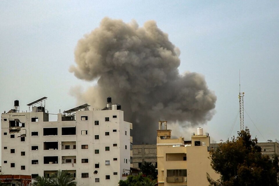 Røyk over bygningene etter israelske angrep i nærheten av Shifa 28. mars. Foto: NTB / AFP