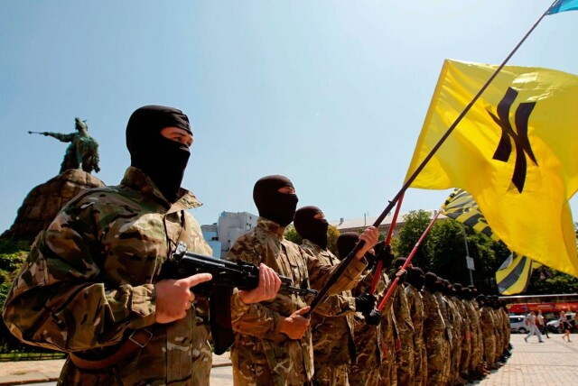 Nye frivillige til Azov-bataljonen avlegger troskapsed til Ukraina i en seremoni 16. juli 2014. De frivillige dro til Øst-Ukraina for å krige mot Russland. Foto: Valentyn Ogirenko / Reuters. hovedbilde
