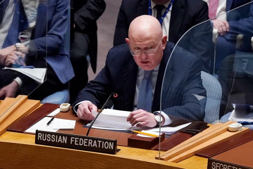 Den russiske FN-ambassadøren Vassily Nebenzia hevdet i FNs sikkerhetsråd at Ukraina forsøker å slette spor etter USA-støttede laboratorier for biologiske våpen. Dette ble avvist både av USA og FN. Foto: Richard Drew / AP Photo.