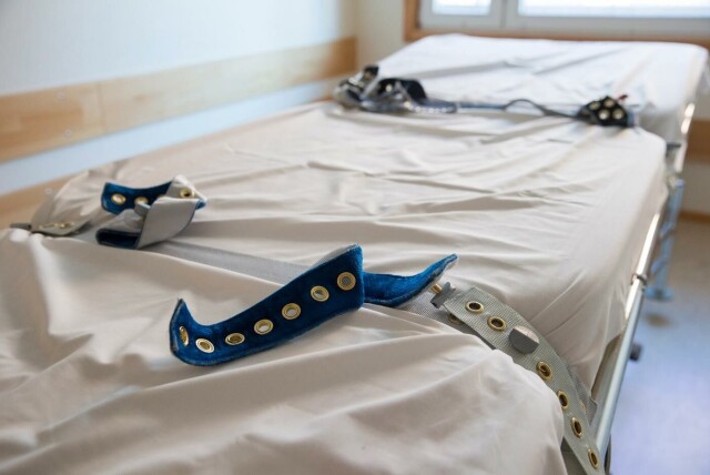 Å bli spent fast i belteseng, kan være en form for tvang i helsevesenet. Foto: Håkon Mosvold Larsen / NTB. hovedbilde
