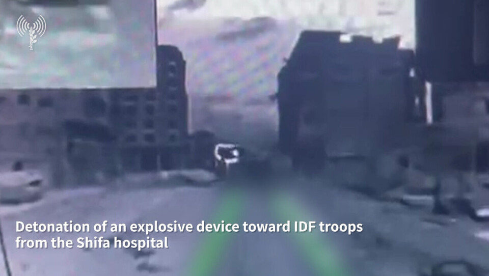 En video som ifølge IDF viser eksplosiver som «detoneres» fra innsiden av sykehuset. Men det er ikke mulig å konkludere hvor eksplosivene detoneres fra. Skjermdump: IDF