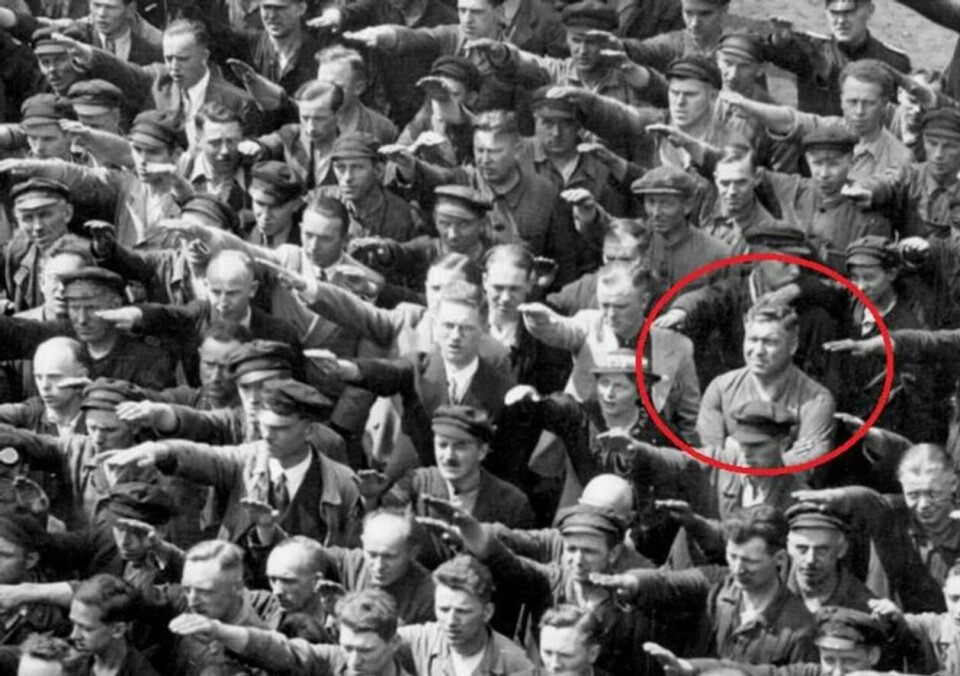 Dette bildet deles ofte av vaksinemotstandere med en oppfordring til å tenke selv og ikke «være en del av saueflokken». Bildet ble tatt på Blohm und Voss-verftet i Hamburg i 1936. August Landmesser er den eneste som ikke gjør den obligatoriske Hitler-hilsenen. Han var forlovet med en jødisk kvinne. Foto: Ukjent.