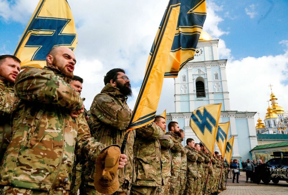 Her er Azov parti Nasjonale korps, under en markering i Kyiv 14. oktober 2020. Foto: Efrem Lukatsky / AP.