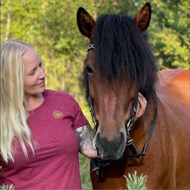 Cathrine Johansen ble skadet da hun var på ridetur. Historien om hennes møte med Sykehuset Østfold har blitt mye spredt på Facebook. Foto: Privat. hovedbilde
