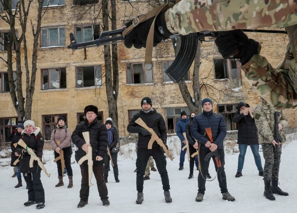Veteraner fra den ukrainske Azov-bataljonen holdt en militærøvelse for sivile i Kyiv 30. januar. Foto: Gleb Garanich / Reuters.