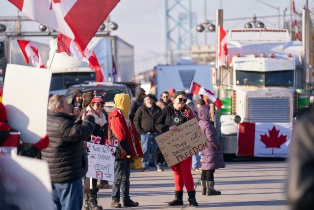 I Canada har lastebilsjåfører og andre demonstrert mot krav om at sjåførene som skal krysse grensen til USA, må være koronavaksinert. Her blokkeres veien av demonstranter i Windsor, Ontario. Foto: Geoff Robins / AFP. Her blokkeres veien av demonstranter i Windsor, Ontario, Canada.