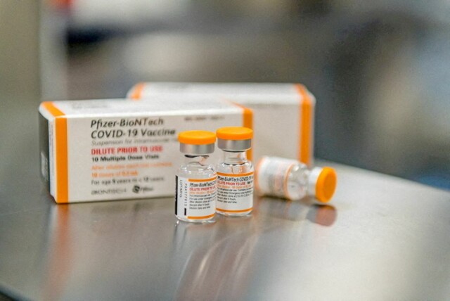 Pfizer er et av legemiddelselskapene som har levert flest koronavaksiner. Det verserer nå flere misforståelser om et dokument fra vaksineprodusenten om bivirkninger. Foto: Reuters. hovedbilde