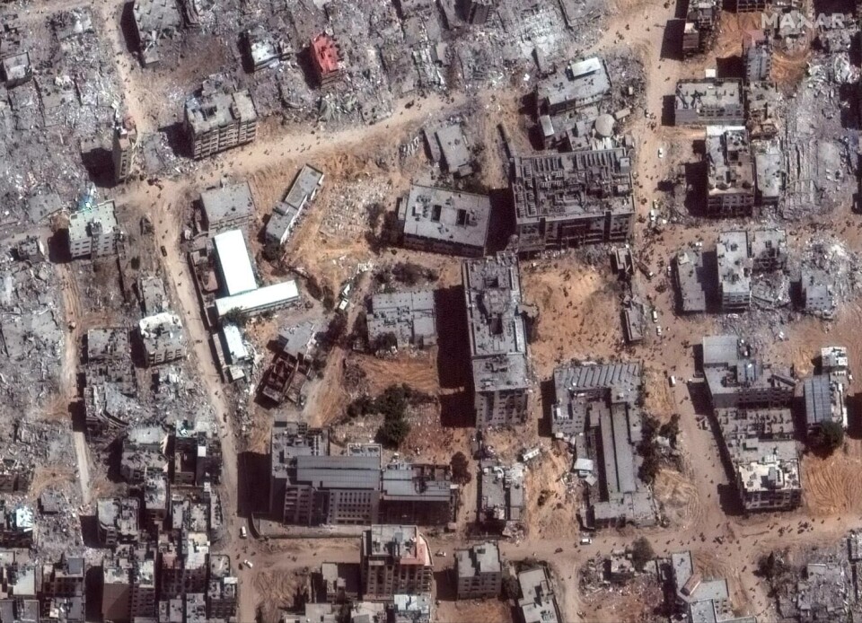 Et satellittbilde tatt 1. april viser de massive ødeleggelsene av sykehusområdet og omgivelsene. Foto: Maxar Technologies via NTB /AP