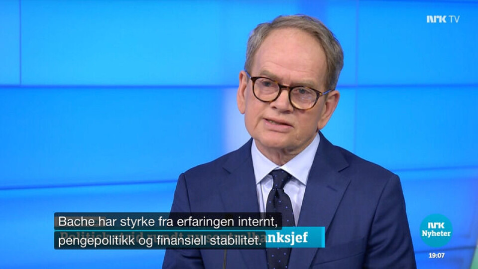 Politisk kommentator i NRK, Magnus Takvam, snakket også om kompetansen til de to kandidatene. Skjermbilde: NRK.