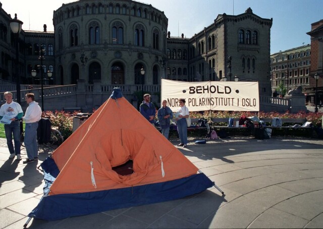 Samtidig som Norsk Polarinstitutt demonstrerte mot flytting av instituttet, vedtok Stortinget for første gang feriepenger til faste stortingsrepresentanter. Det skjedde i 1993. Foto: Terje Bendiksby / NTB hovedbilde