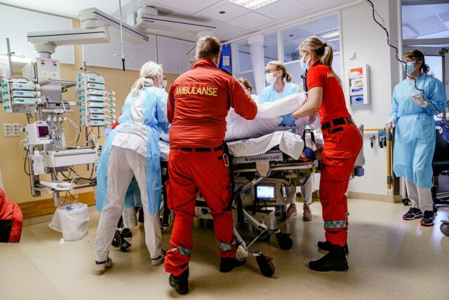 De ansatte i helsevesenet har mye å gjøre, men det er ikke vaksinerte med bivirkninger som fyller opp sykehusene. Foto: Stian Lysberg Solum / NTB. hovedbilde