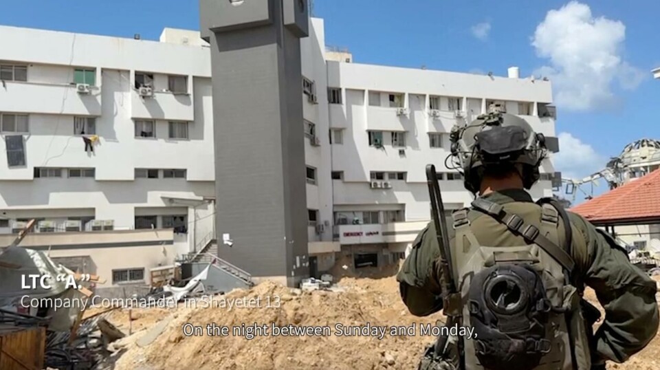 En israelsk soldat utenfor Shifa-sykehuset. Stillbilde fra en video publisert av IDF 25. mars. Skjermdump: IDF