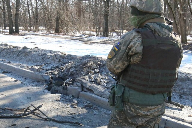 En ukrainsk soldat i grensebyen Kharkiv nordøst i Ukraina. Bildet er tatt 24. februar 2022. Foto: Vyacheslav Madiyevskyy / Reuters. hovedbilde