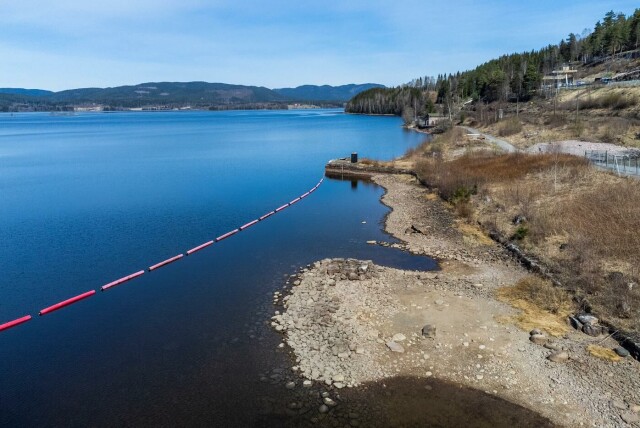Maridalsvannet, som er drikkevannskilden til de fleste i Oslo, minker. Nå må folk redusere vannforbruket. Dette bildet er tatt 25. april 2022. Foto: Håkon Mosvold Larsen / NTB. hovedbilde