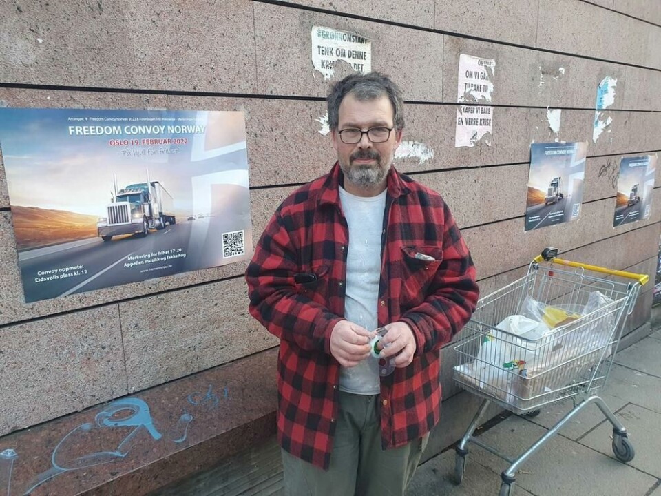 Bård Arve Breivik er en av administratorene i Facebook-gruppen Freedom Convoy Norway 2022. Faktisk.no møtte han i Oslo sentrum da han hengte opp plakater om arrangementet som skal være på lørdag. Foto: Ina-Kristin Lindin / Faktisk.no.