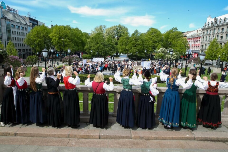 Det er ikke noe som tyder på at bunad blir forbudt i fremtiden. Her ser vi Bunadsgeriljaen som aksjonerte for fødeavdelinger i 2019. Foto: Vidar Ruud / NTB.