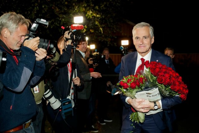 Ap-leder Jonas Gahr Støre på vei hjem etter at valgseieren var et faktum. Foto: Javad Parsa / NTB.