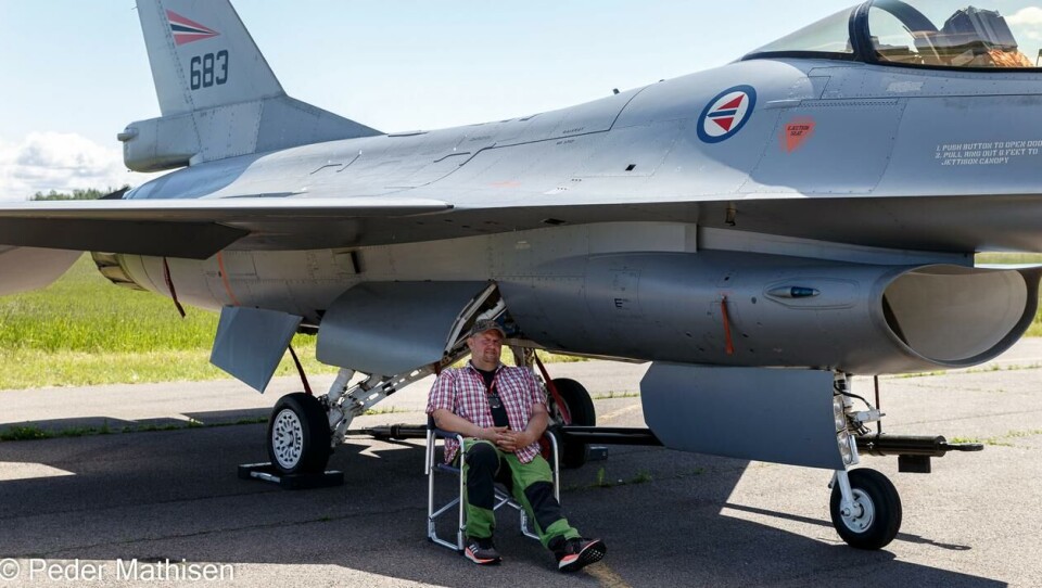 Flyspotter Peder Mathisen foran et F-16 fly. Foto: Privat.