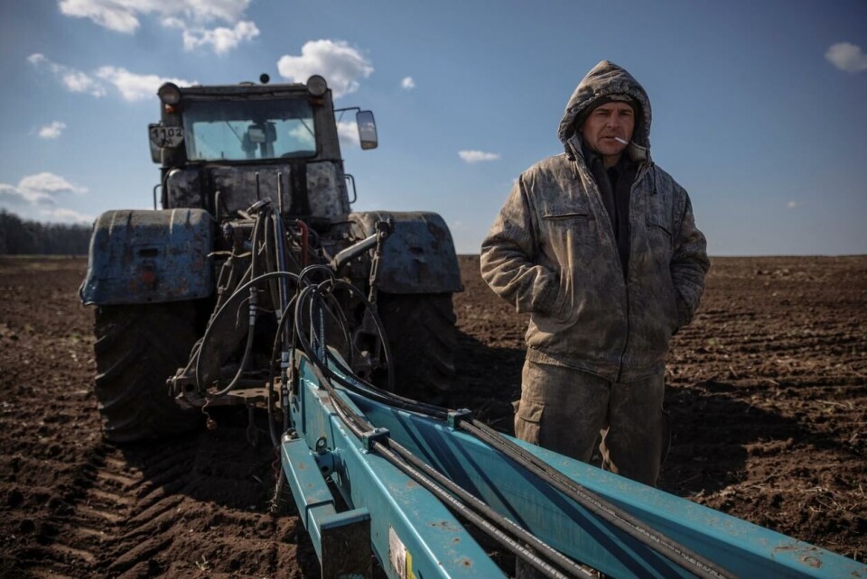 Landbruksarbeideren Vladimir tar en pause fra pløyingen av en åker nær landsbyen Yakovlivka, utenfor Kharkiv i Ukraina. Bøndene fortsetter å jobbe så godt det lar seg gjøre, men krigen gjør det vanskelig, forteller han til Reuters. Flere åkre er utilgjengelige på grunn av kamphandlinger og miner. Foto: Thomas Peter / Reuters.