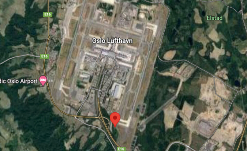 Her sto Peder Mathisen da han tok bilder 11. november. Stedet kalles «Flishaugene» og ligger ved østre rullebane på Gardermoen. Foto: Skjermdump, Google Maps.