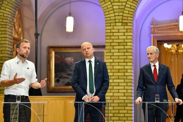 Partilederne Audun Lysbakken (SV), Trygve Slagsvold Vedum (Sp) og Jonas Gahr Støre (Ap) i Stortinget på valgkvelden. Oppslutningen til Ap og SV var den som var vanskeligst å spå. Foto: Naina Helén Jåma / NTB hovedbilde