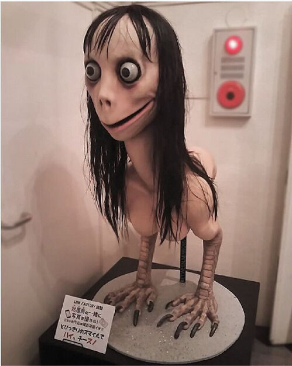 «Mother Bird» er skulpturen som er opphavet til Momo. Den sto utstilt på et galleri i Tokyo. Foto: Instagram. «Mother Bird» er skulpturen som er opphavet til Momo. Den sto utstilt på et galleri i Tokyo.