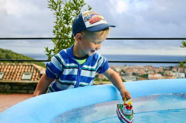Mens sønnen min lekte trygt med båten sin på ferie i Italia, svømte livredde ungdommer for livet i Tyrifjorden. Han husker ingenting av det som skjedde 22. juli 2011, men nå er det på tide å snakke om det. Foto: Silje S. Skiphamn. hovedbilde