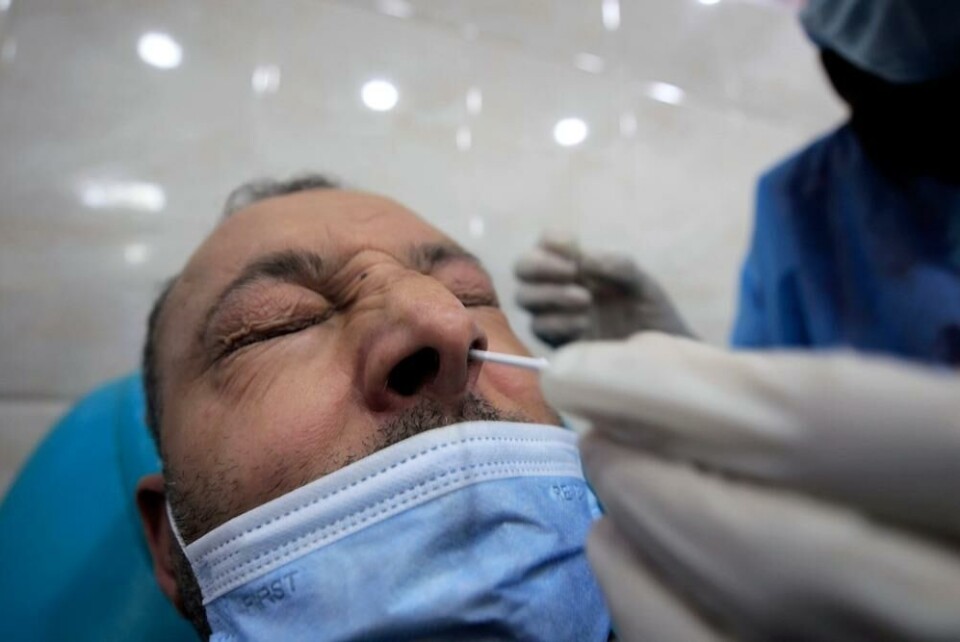 En mann i Algerie blir testet for koronavirus. Foto: Fateh Guidoum / AP Photo. En mann i Algerie blir testet for koronavirus.