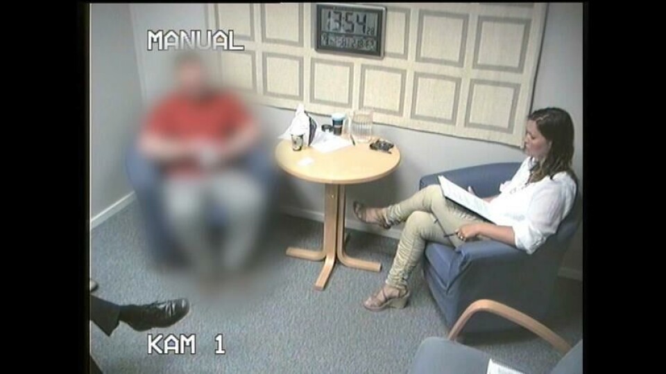 Anders Behring Breivik ble avhørt av drapsetterforsker Nina Holm Andersen 23. juli. Selv om han dagen før hadde drept 77 mennesker, gjorde politiet alt de kunne for å behandle ham på vanlig måte. Foto: Skjermbilde fra politivideo.