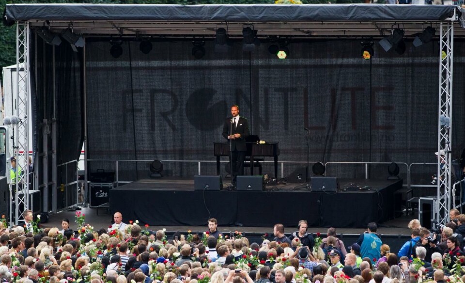 Kronprins Haakon holdt appell da over 150 000 samlet seg på rådhusplassen i Oslo for å vise sin avsky mot terroren. Foto: Vegard Grøtt / NTB.
