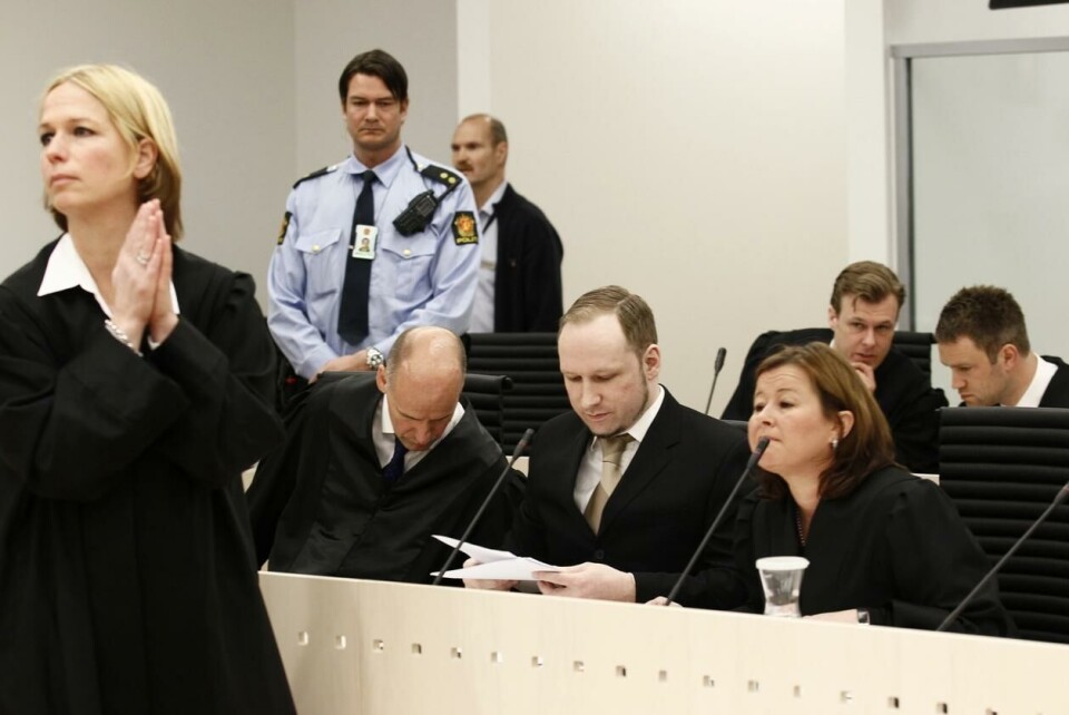 Anders Behring Breivik satt mellom sine forsvarere Geir Lippestad og Vibeke Hein Bæra under rettssaken. Foran til venstre er statsadvokat Inga Bejer Engh, som var en av dem som førte saken for påtalemyndigheten. Foto: Heiko Junge / NTB.