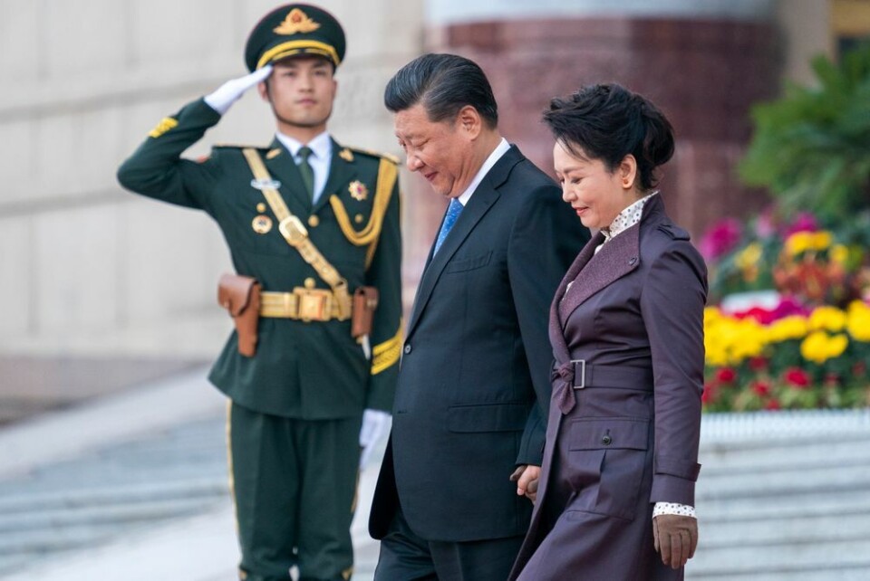 Kina forsøker å fremstille sin håndtering av koronaviruset som bedre enn den amerikanske. Bildet viser president Xi Jinping med førstedame Peng Liyuan under en mottakelse i Beijing der kong Harald og dronning Sonja var til stede. Heiko Junge / NTB Scanpix Kina forsøker å fremstille sin håndtering av koronaviruset som bedre enn den amerikanske. Bildet viser president Xi Jinping med førstedame Peng Liyuan under en mottakelse i Beijing der kong Harald og dronning Sonja var til stede.