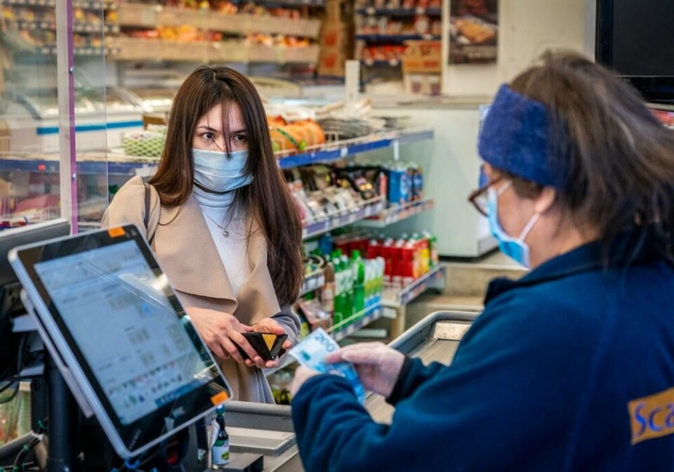 Munnbind har vært anbefalt blant annet i butikker og på kollektivtransport i flere norske byer der smittetrykket har vært høyt. Foto: Ole Berg-Rusten / NTB. Munnbind har vært anbefalt blant annet i butikker og på kollektivtransport i flere norske byer der smittetrykket har vært høyt.