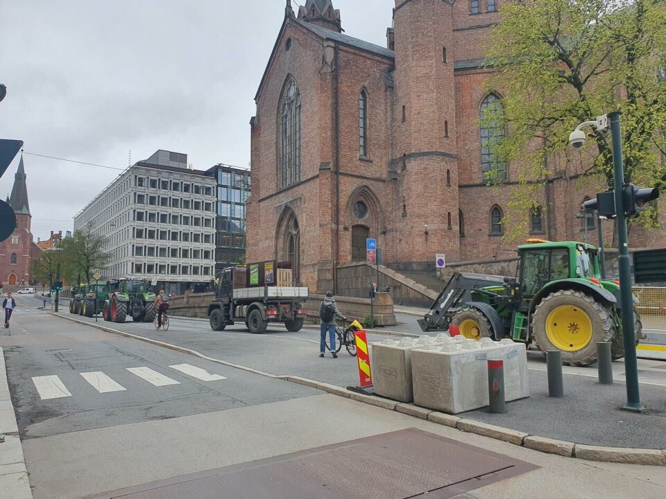 Norske bønder viste sin misnøye med statens tilbud tirsdag 11. mai. Mange kom kjørende med traktor. Foto: Ina Lindin / Faktisk.no Norske bønder viste sin misnøye med statens tilbud tirsdag 11. mai. Mange kom kjørende med traktor.