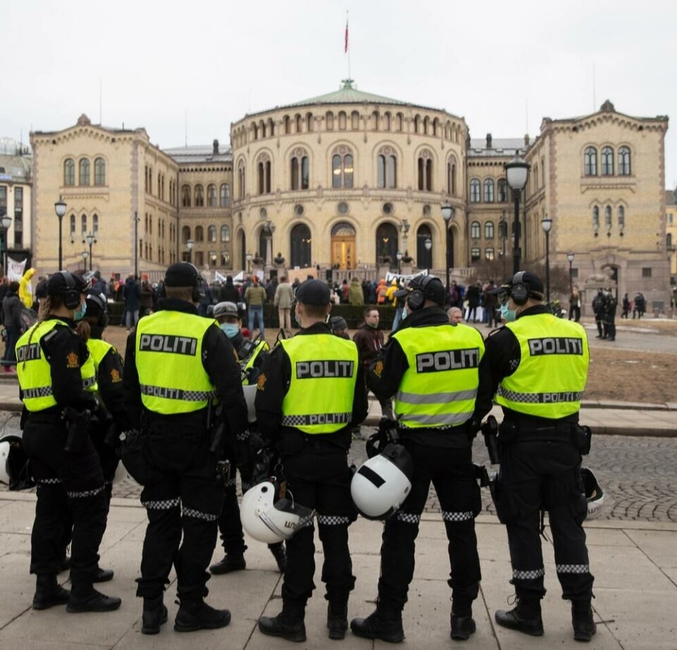 En rekke personer holdt appeller fra en liten scene foran Stortinget. Foto: Berit Roald / NTB. En rekke personer holdt appeller fra en liten scene foran Stortinget.
