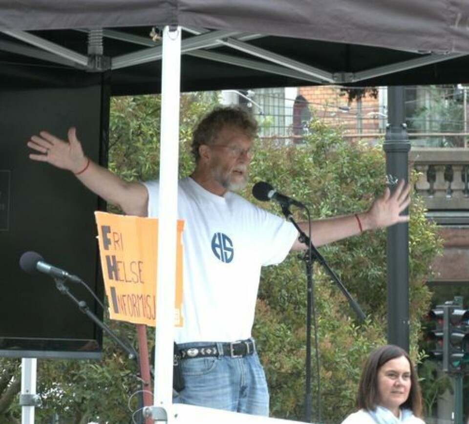 Den pensjonerte legen Heiko Santelmann holdt igjen appell under markeringen den 20. mars 2021. Her under en demonstrasjon i september 2020. Arkivfoto: Øyvind Bye Skille / Faktisk.no. Den pensjonerte legen Heiko Santelmann holdt igjen appell under markeringen den 20. mars 2021. Her under en demonstrasjon i september 2020.