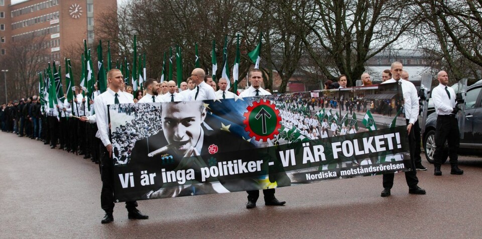 Virtanen gikk midt i dette toget av uniformerte nazister den 1. mai 2018 i Ludvika i Sverige. Foto: Øyvind Bye Skille / NRK. Virtanen gikk midt i dette toget av uniformerte nazister den 1. mai 2018 i Ludvika i Sverige.