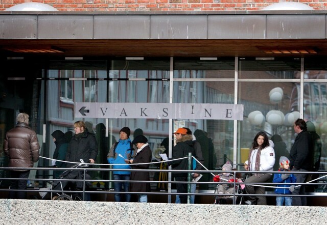 Kø for å ta svineinfluensavaksine i 2009 Arkivfoto: Erlend Aas / NTB Kø for å ta svineinfluensavaksine i 2009