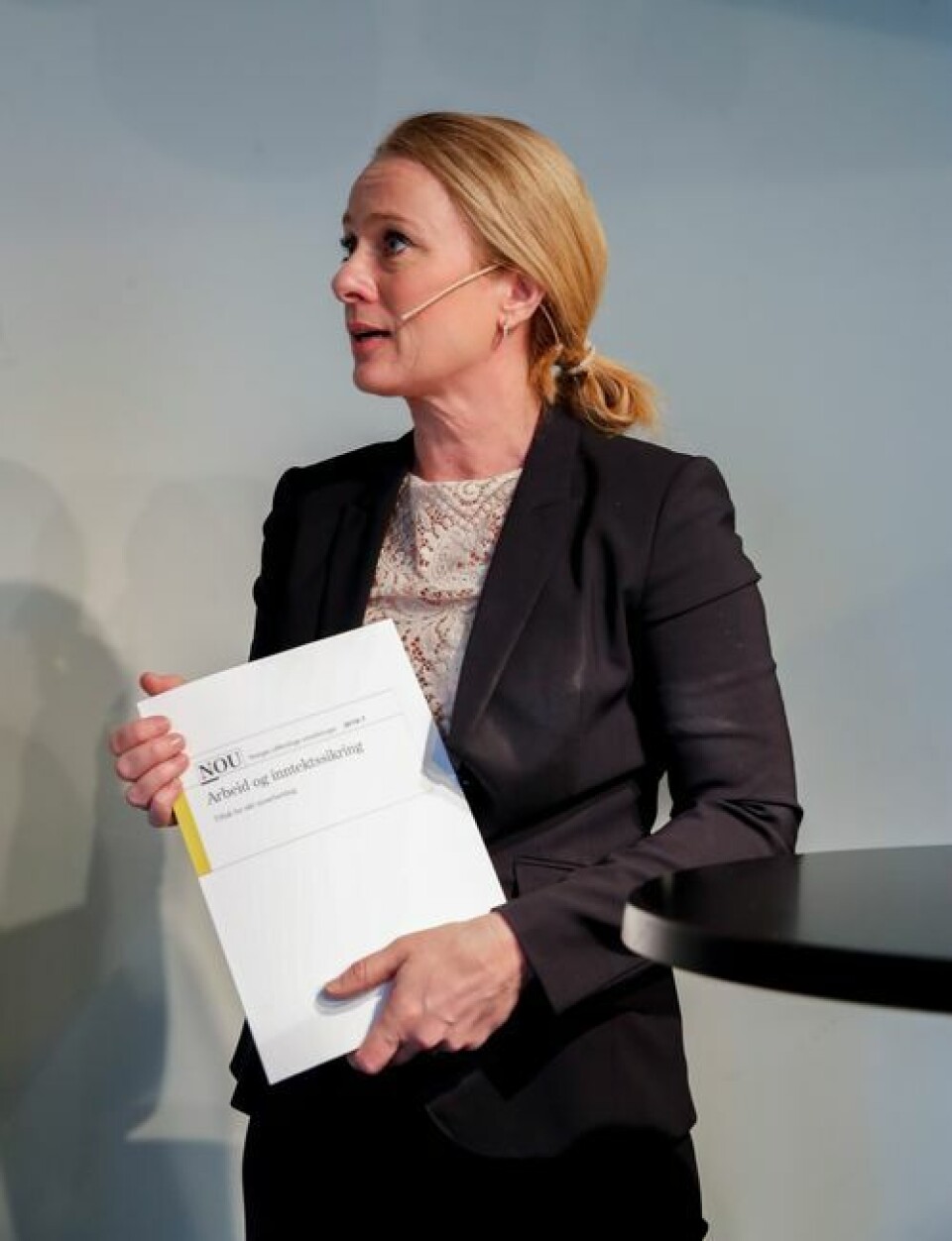 Arbeids- og sosialminister Anniken Hauglie (H) med Sysselsettingsutvalgets rapport. Vidar Ruud / NTB Scanpix Arbeids- og sosialminister Anniken Hauglie (H) med Sysselsettingsutvalgets rapport.