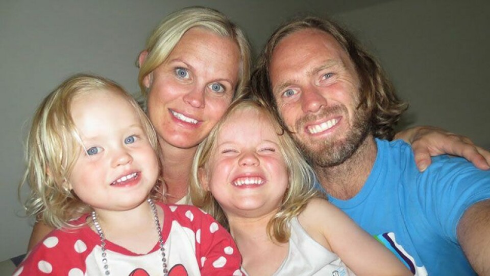 «VG-redaktør» Jahn Hovden med familie. Eller? Foto: Skjermdump/Ocgadgets.com «VG-redaktør» Jahn Hovden med familie. Eller?