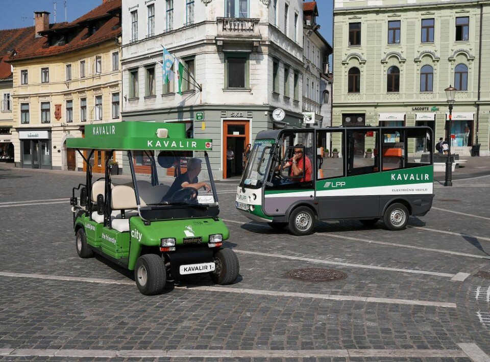 Eldre og andre som er dårlige til beins kan ta disse elektroniske bussene i Ljubljana. Foto: Petar Milošević / Wikimedia Commons. Eldre og andre som er dårlige til beins kan ta disse elektroniske bussene i Ljubljana.