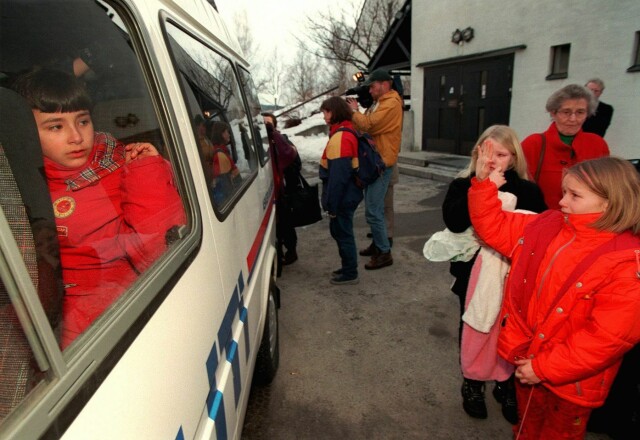 Den kroatiske familien Pena fra Øst-Slavonia ble hentet ut av kirkeasyl i Holmen kirke av politiet i mars 1999. Foto: Knut Fjeldstad / Scanpix hovedbilde