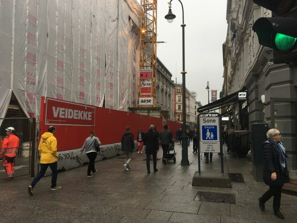 Byggearbeider beslaglegger halve gågaten i kvartalet før sensorene i Kongens gate. Foto: Kristoffer Egeberg/Faktisk.no Byggearbeider beslaglegger halve gågaten i kvartalet før sensorene i Kongens gate.