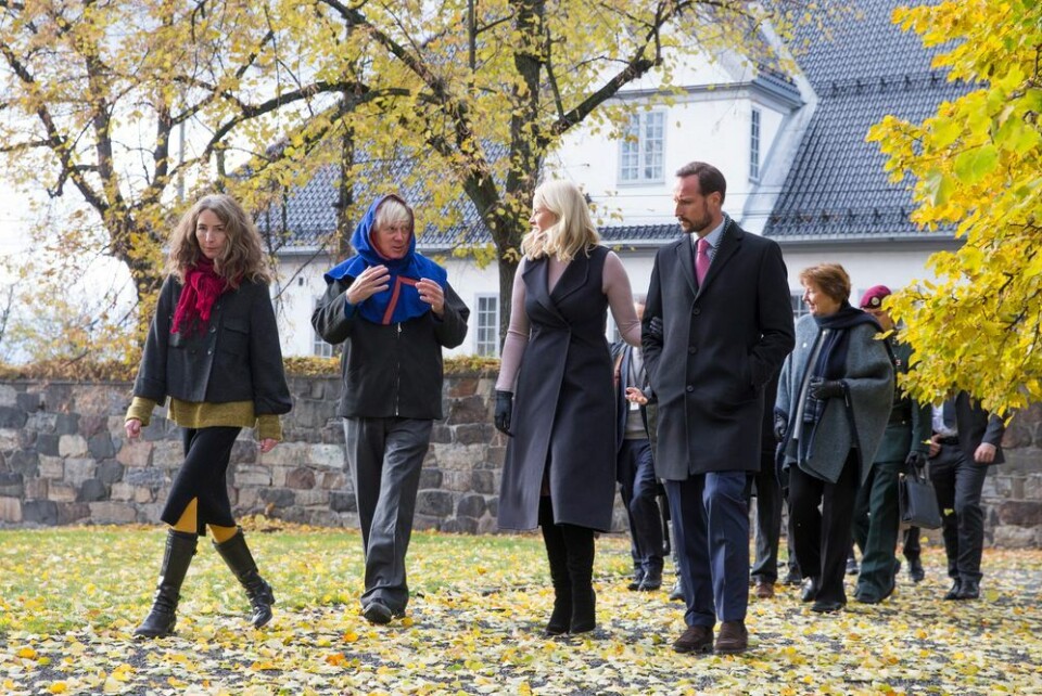 Kronprins Haakon og kronprinsesse Mette-Marit får omvisning på Ladegården og St. Hallvard-ruinen av leder for Oslo ladegård Ann-Katrin Olsen og arkeolog Petter Molaug. Foto: Håkon Mosvold Larsen / NTB scanpix Kronprins Haakon og kronprinsesse Mette-Marit får omvisning på Ladegården og St. Hallvard-ruinen av leder for Oslo ladegård Ann-Katrin Olsen og arkeolog Petter Molaug.