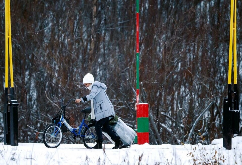 En kvinne med sykkel og koffert passerer den norsk-russiske grensen på Storskog i Finnmark i 2015. Foto: Cornelius Poppe / NTB scanpix En kvinne med sykkel og koffert passerer den norsk-russiske grensen på Storskog i Finnmark i 2015.
